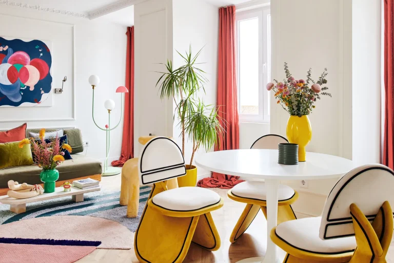 Playful Fusion – Memphis Interior Design Meets Pop Art in This Vibrant Apartment