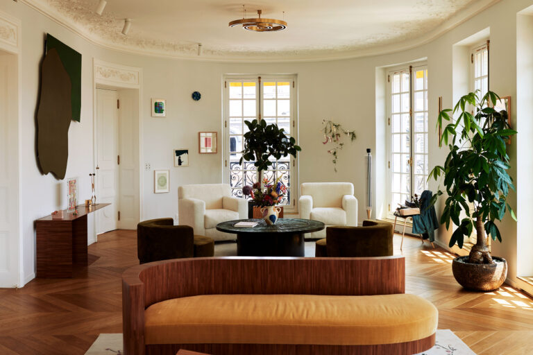 L’Art de Vivre – An Inspiring Haussmannian Apartment In The Heart of Paris
