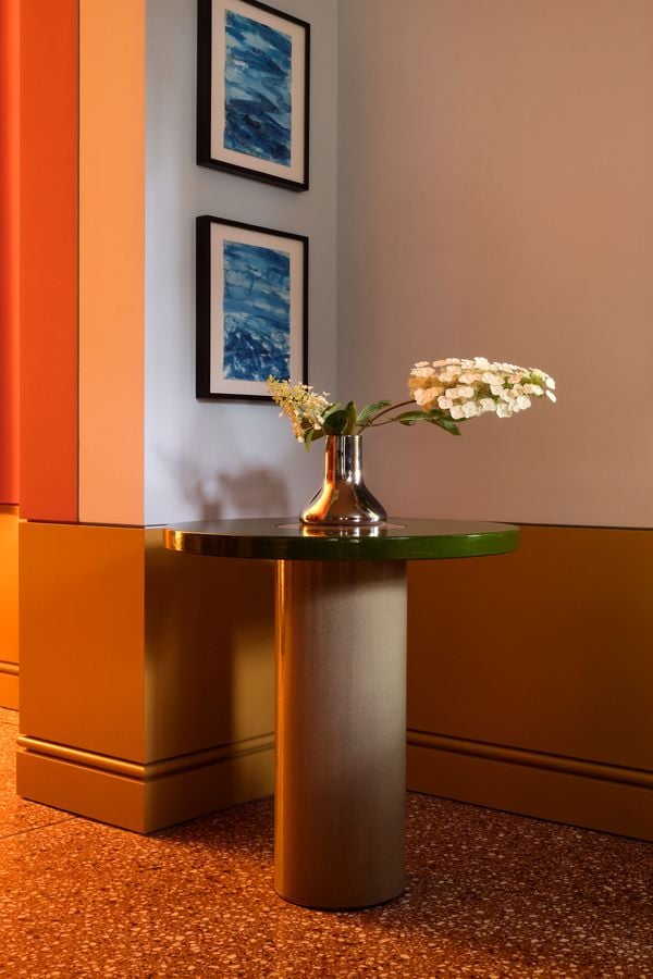 Garden City-style residence decor and memphis style