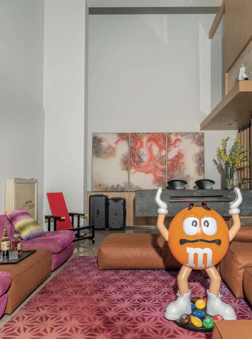 Eclectic Modern Interior Design for Family Living, living room with eclectic art