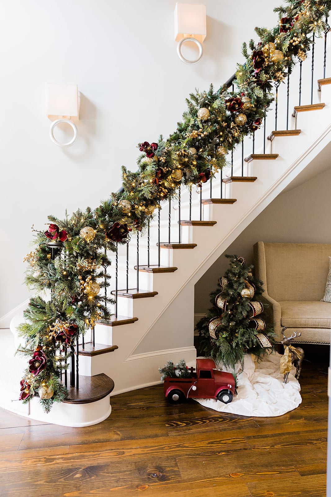 Christmas Staircase Decoration: Holiday Decor Tips By Hommés Studio | Hommés Studio | Modern Interior Design