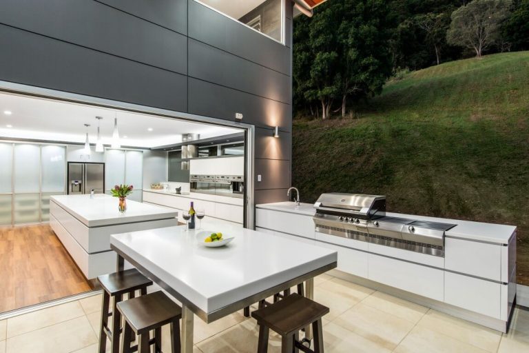 How To Design A Luxury Outdoor Kitchen?