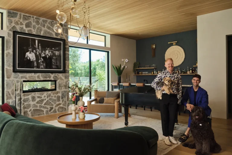 Exploring the Vibrant California Home of Jesse Tyler Ferguson – A Modern Oasis Designed by #AD100 Designer Mandy Cheng
