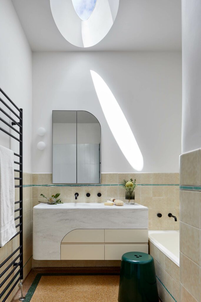 Art-deco-interior-bathroom-by-Hindley-Co.