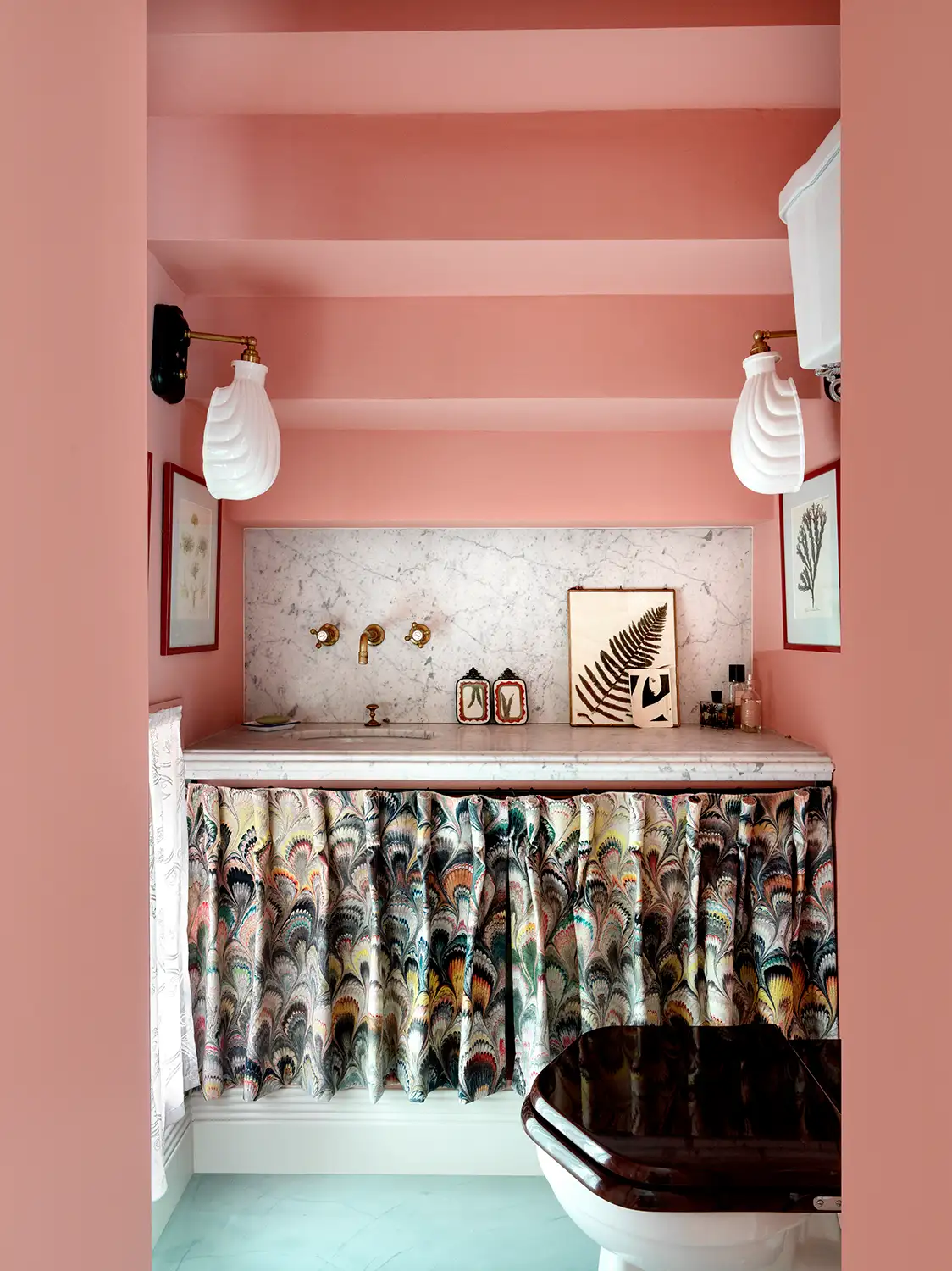 Bathroom in pink tones