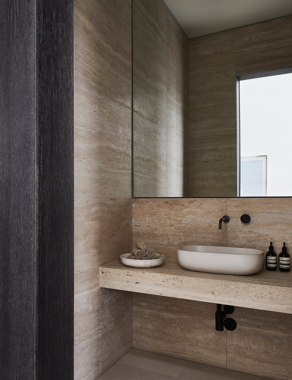 Modern bathroom with wooden tones in the wall
