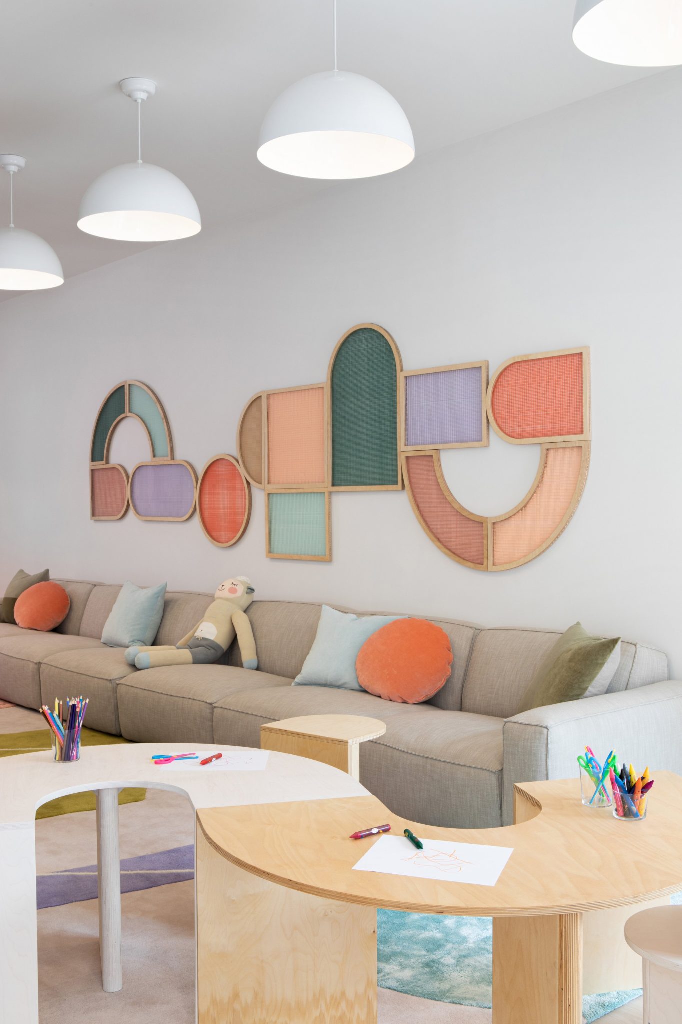 playroom with the colorfull pillows and the Lunar table system