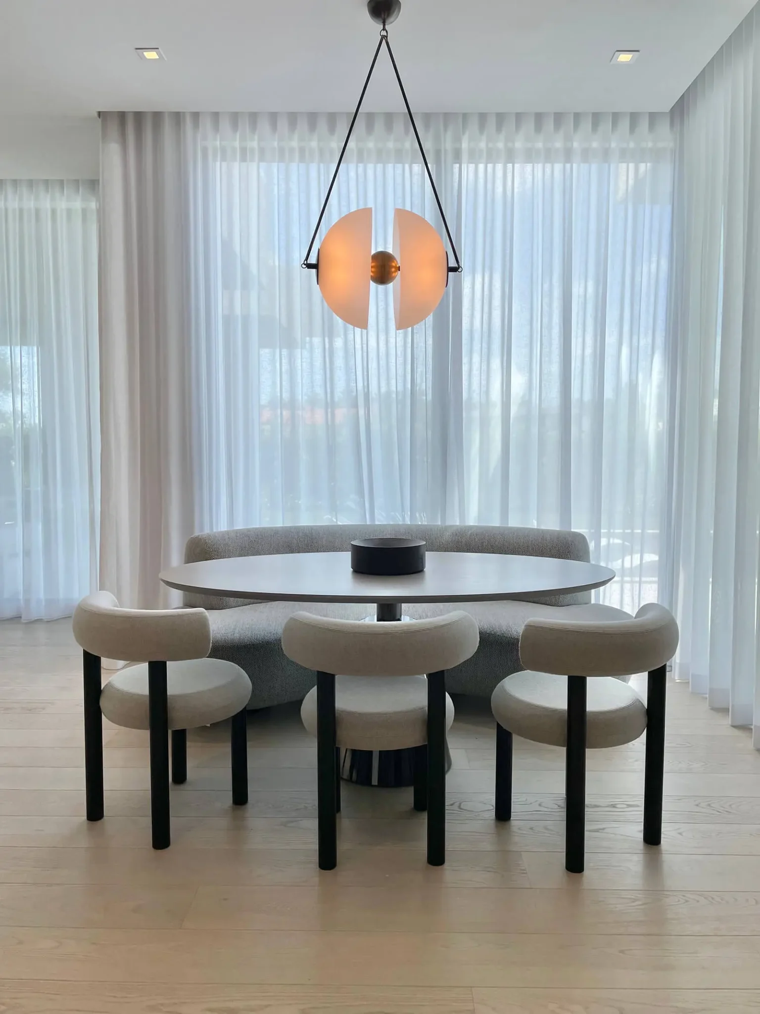 Modern Villa: Kitchen dining room 