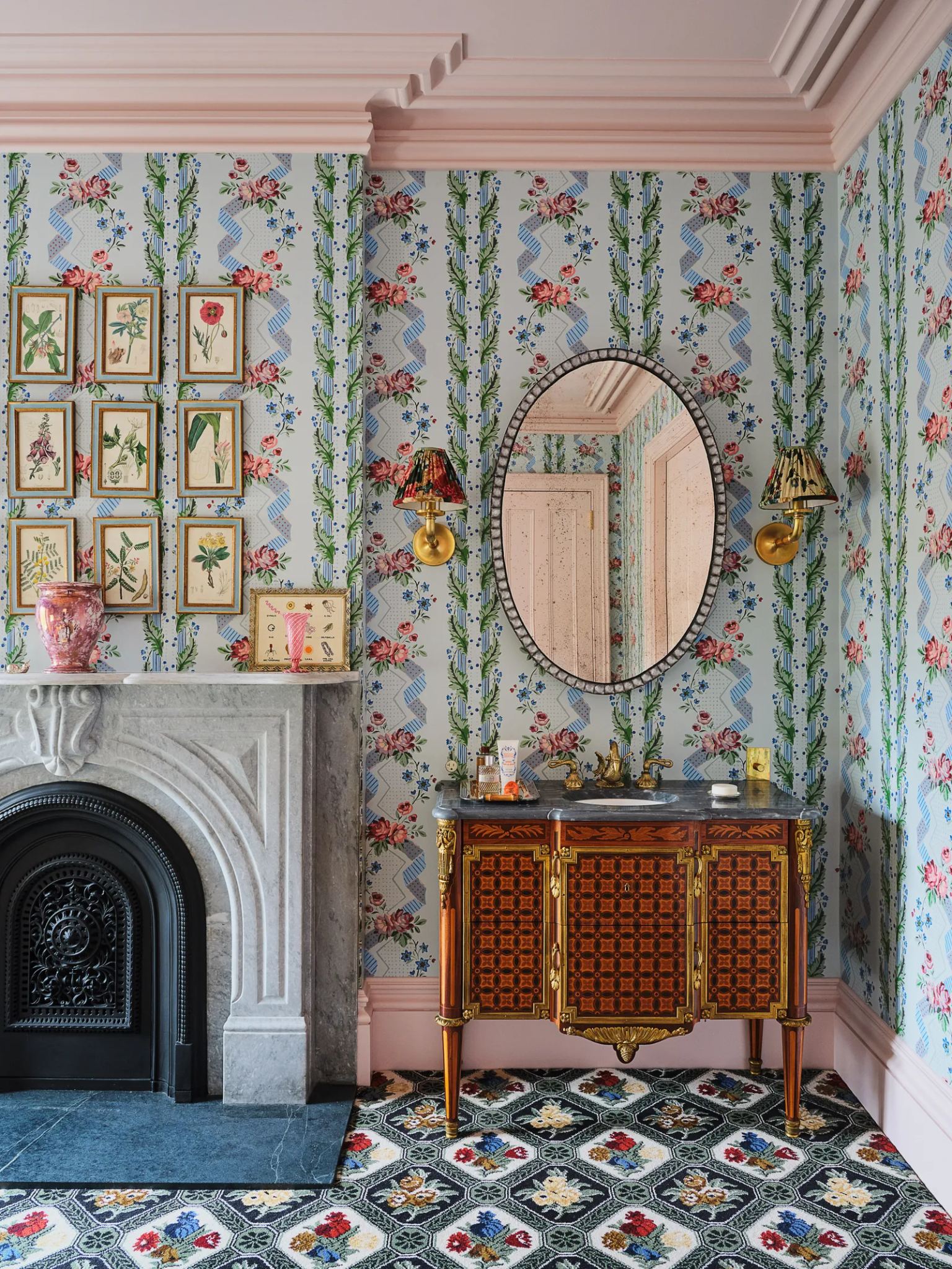 bath room with floral wallpaper and carpet