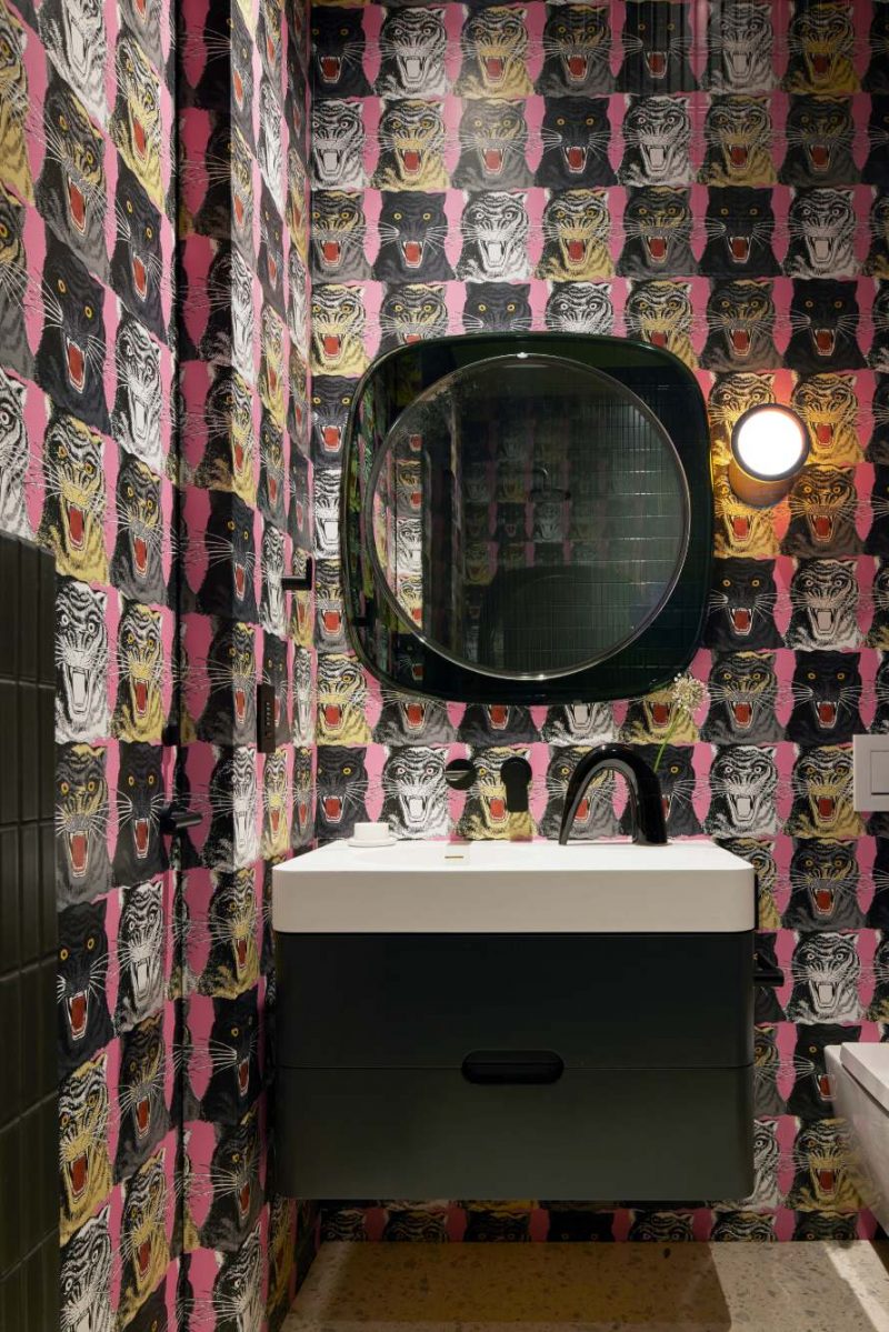 A wallpaper of tiger heads in the bathroom