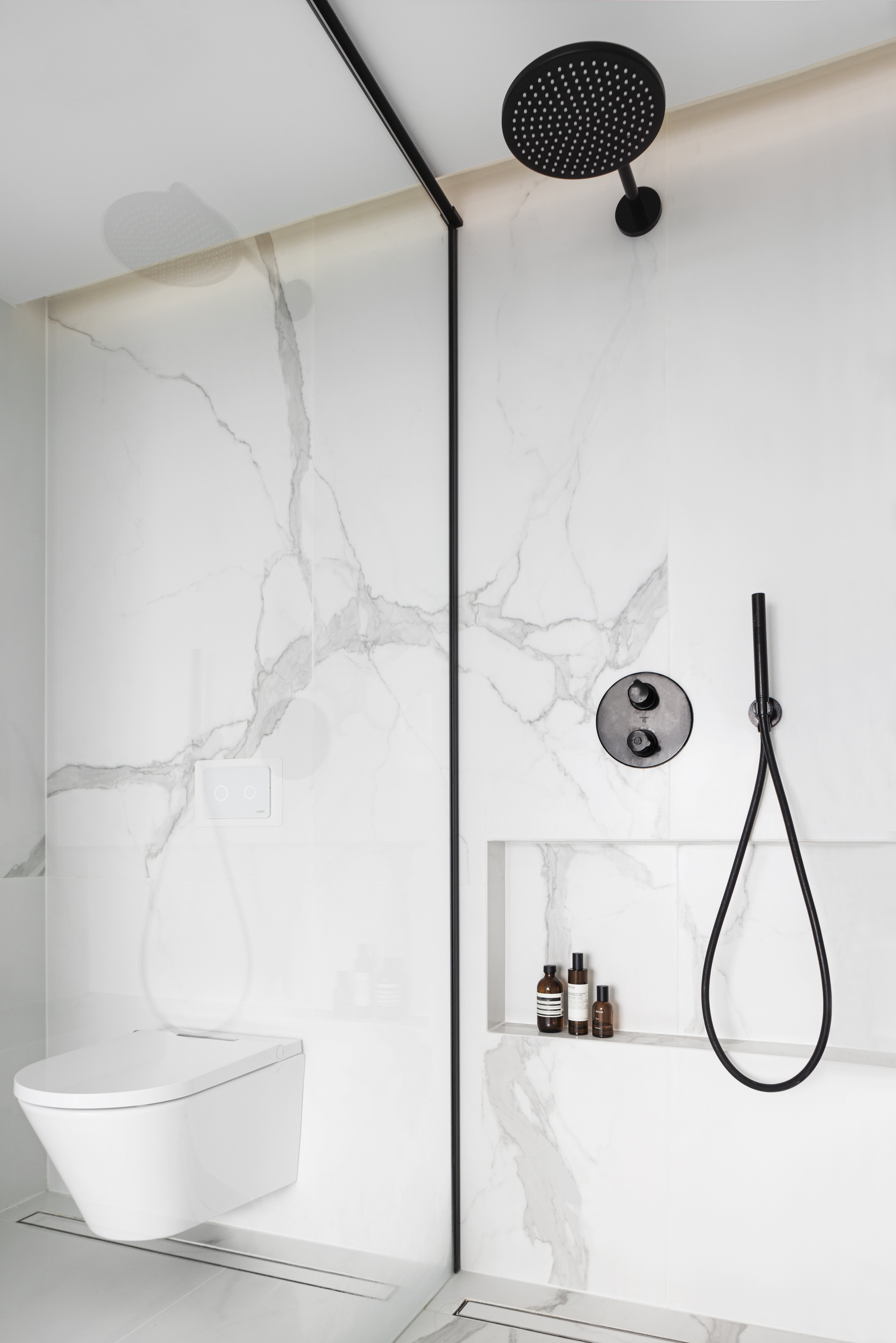 The pursuit of happiness reflected in the luxury apartment by Muxin Studio - Bathroom