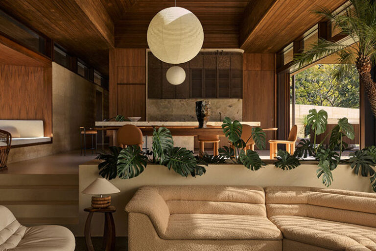 Mid-Century Modern Furniture Etches An Australian Retreat