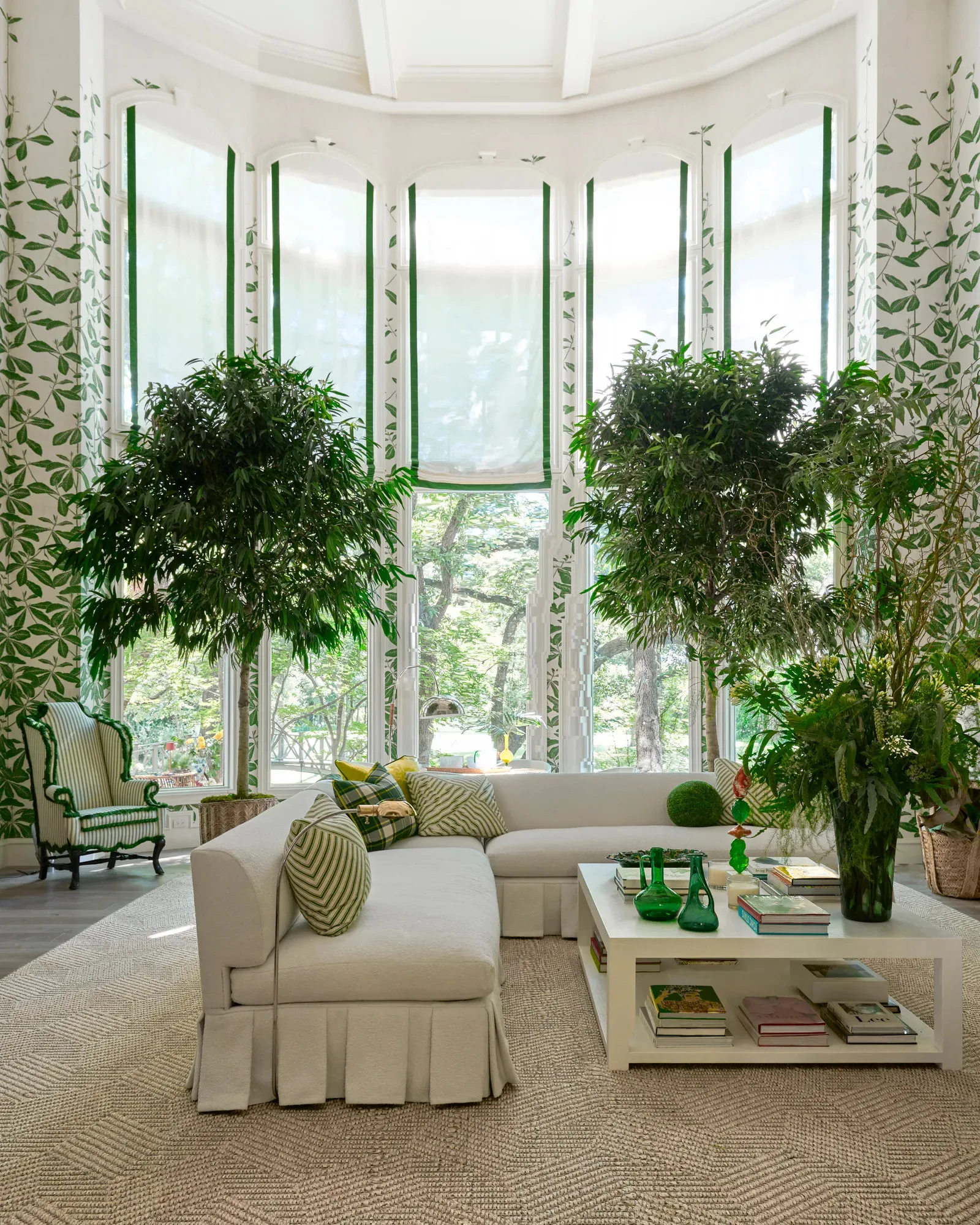 interior trends 2023: living room with green tones