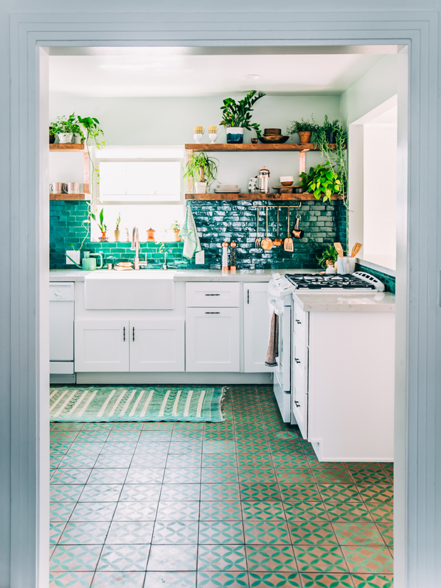 Boho small kitchen with green tiles and wood details