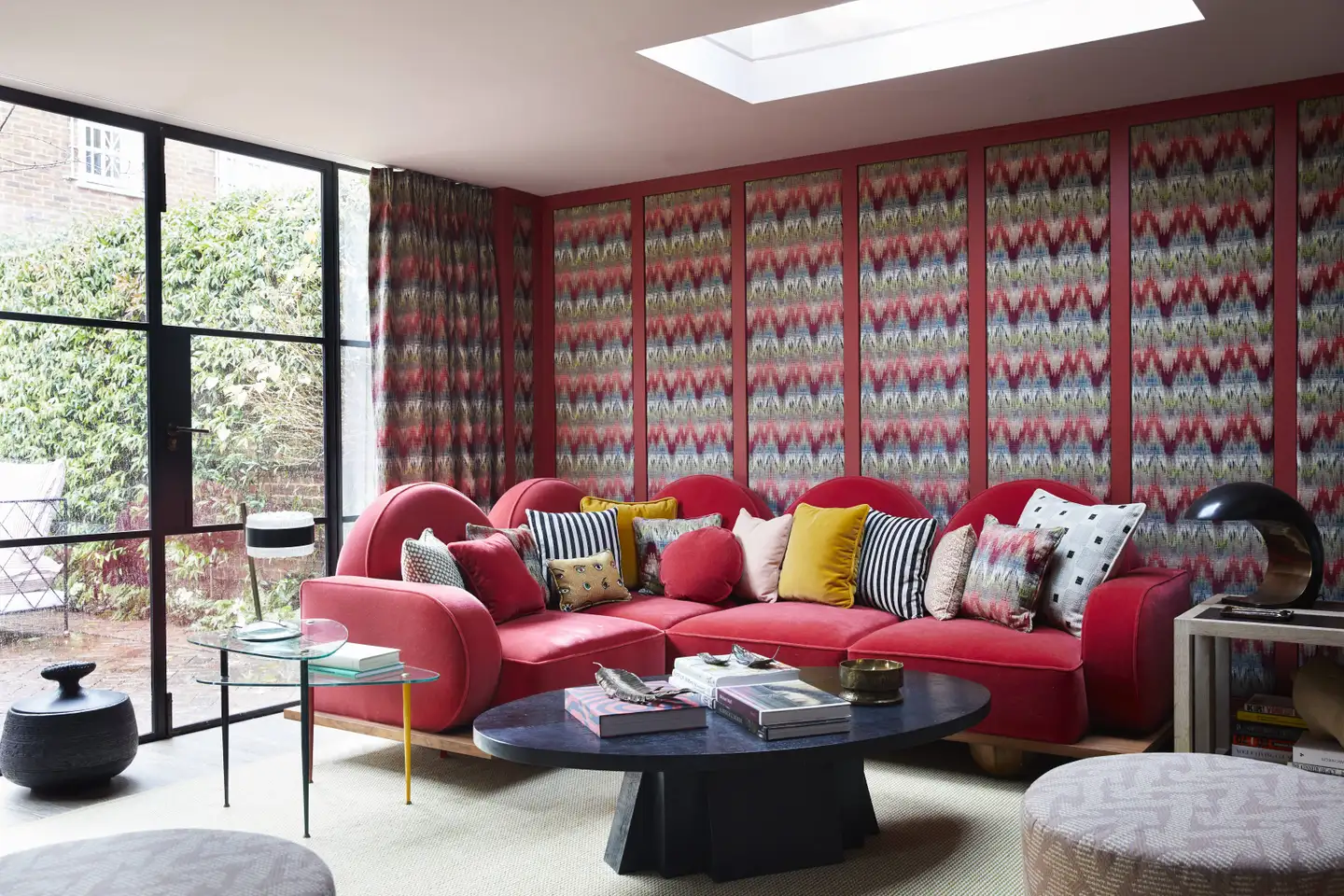 Eclectic living room in magenta tones