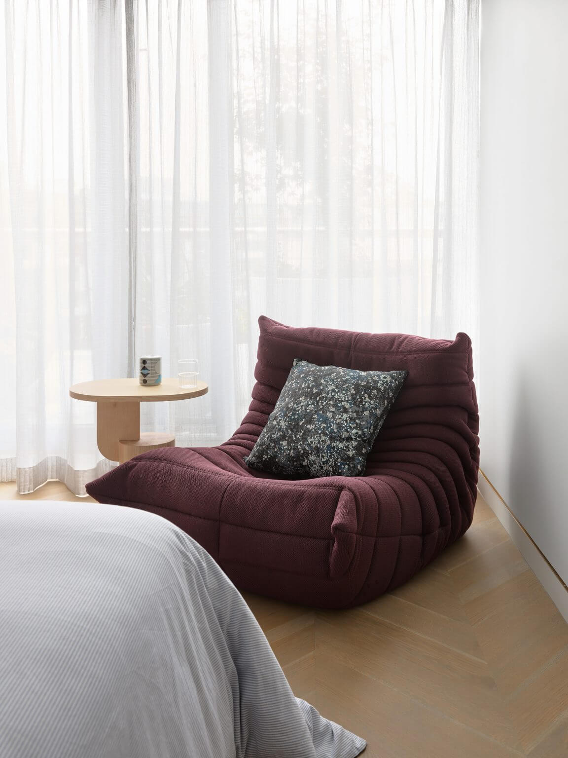 modern bedroom wth soft colors