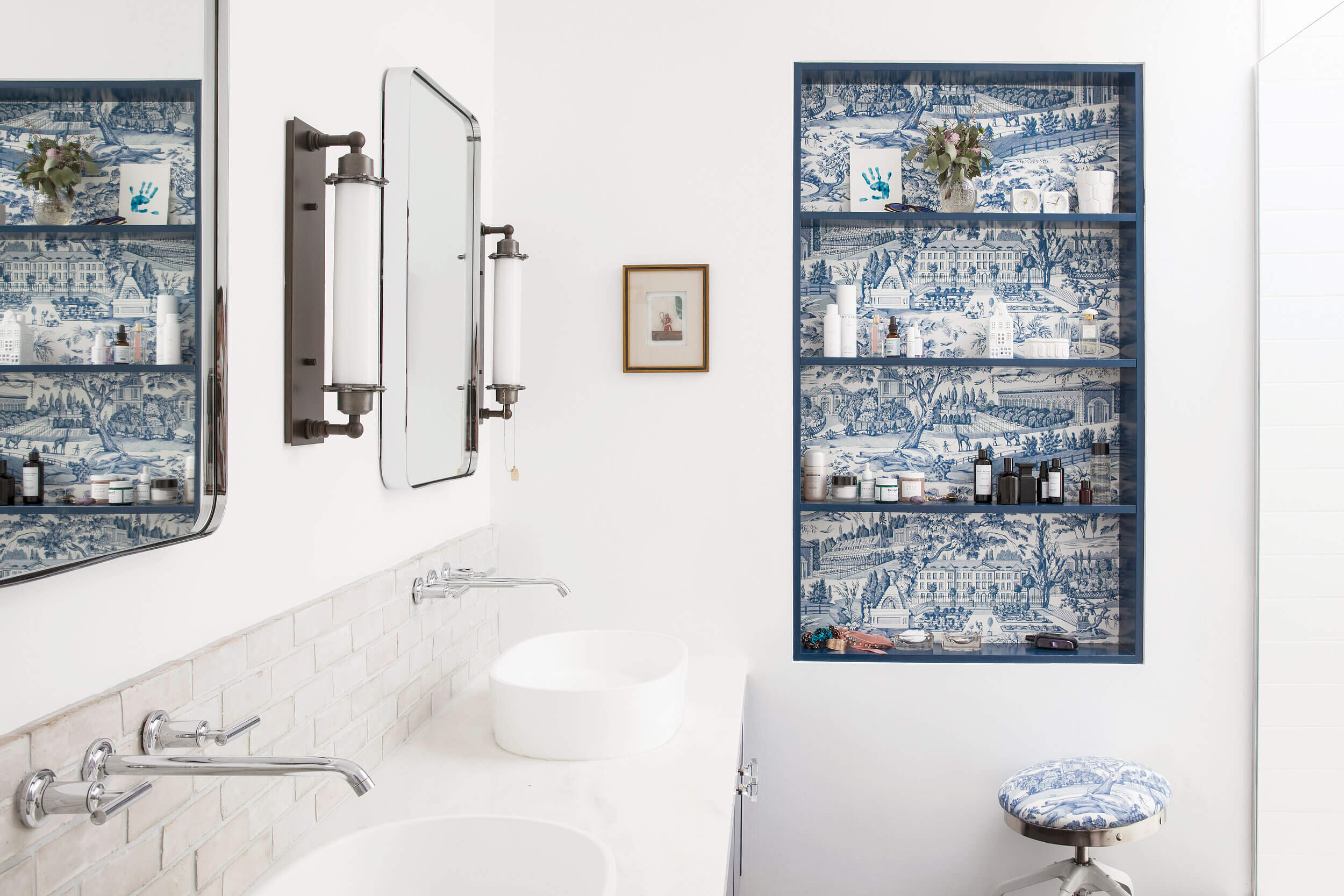 Stunning Wallpaper Ideas in Bathroom