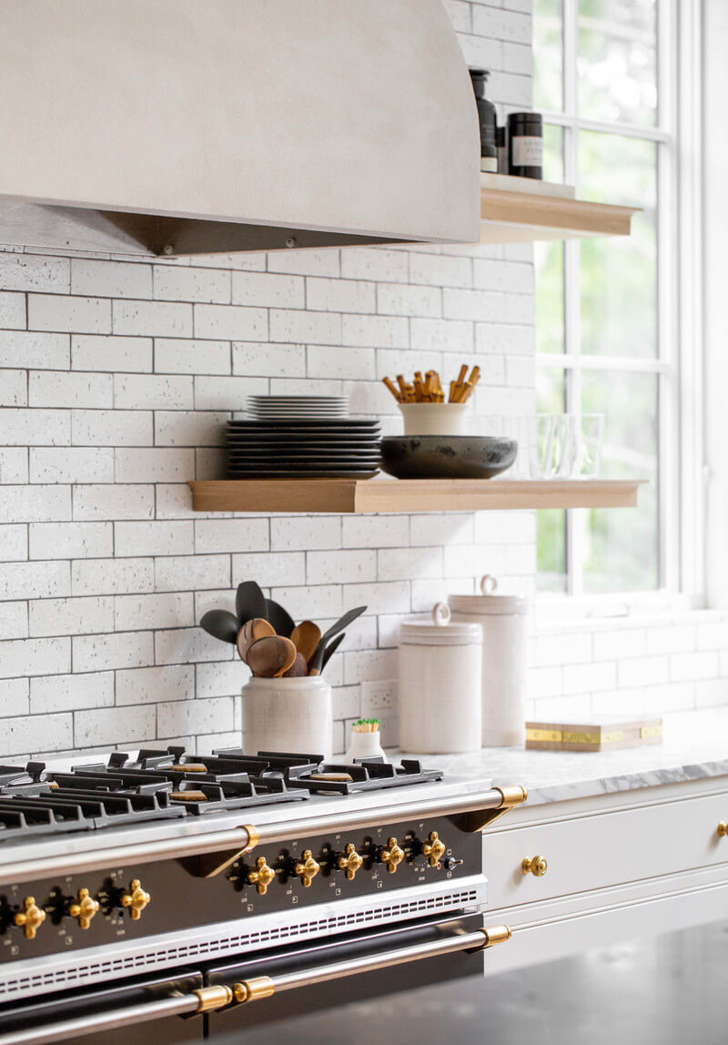 Kitchen with details in Marble, Brass and Wood