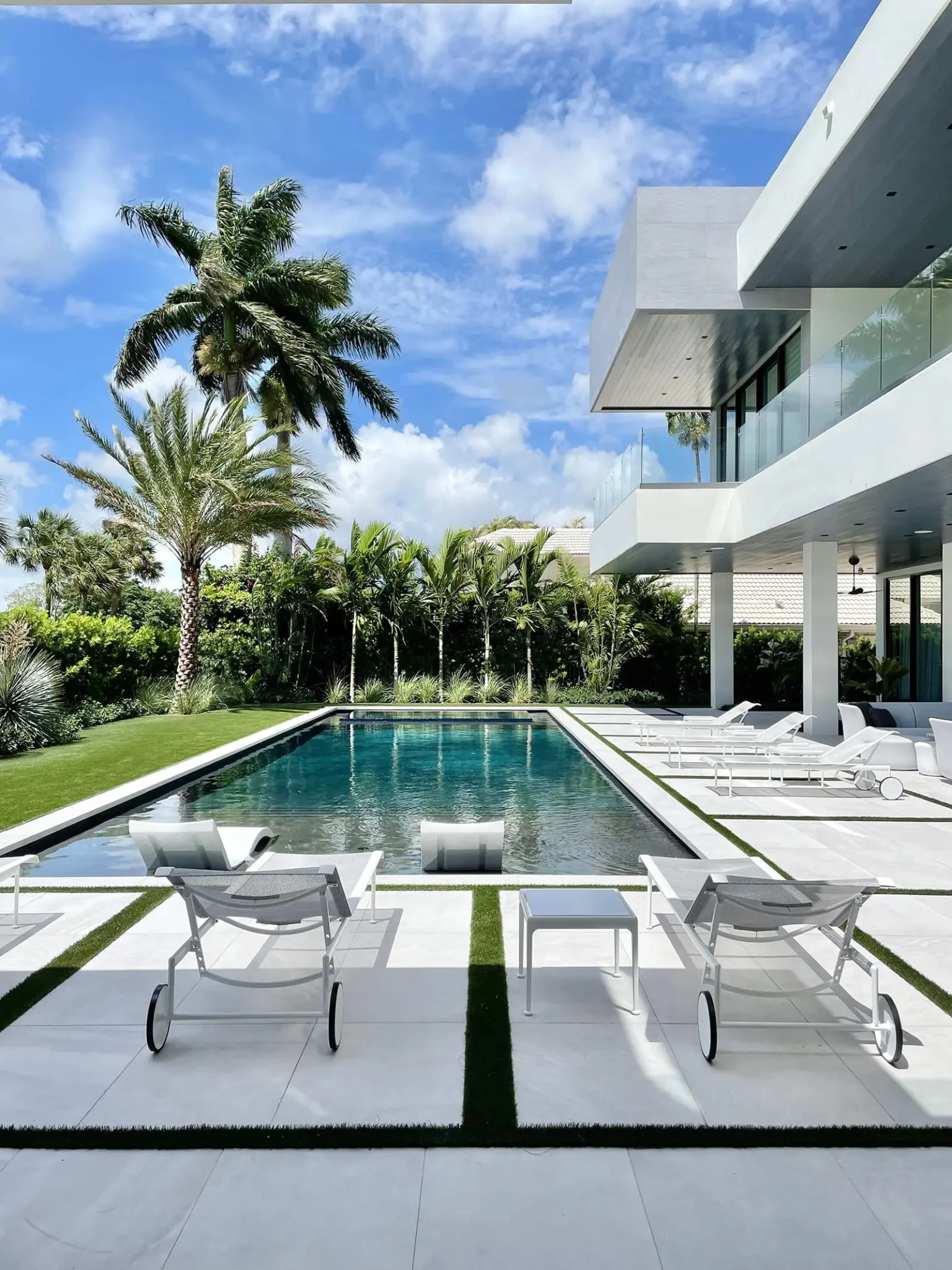 Modern Villa: Outdoor 