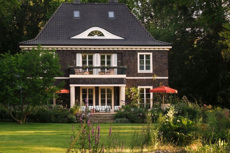 Modern Villa Transformed: Gisbert Pöppler’s Artistic Vision
