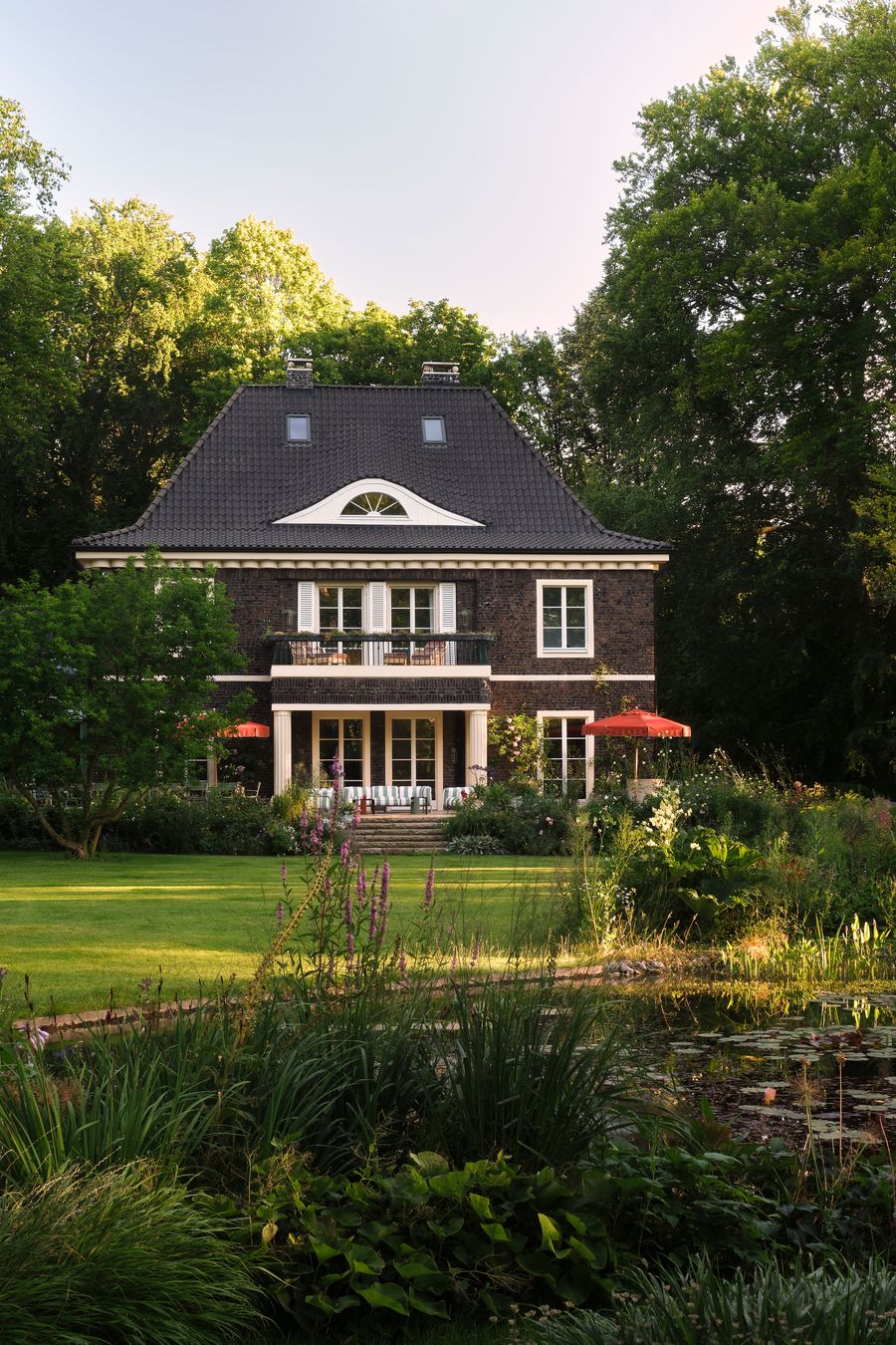 Modern Villa Transformed: Gisbert Pöppler’s Artistic Vision