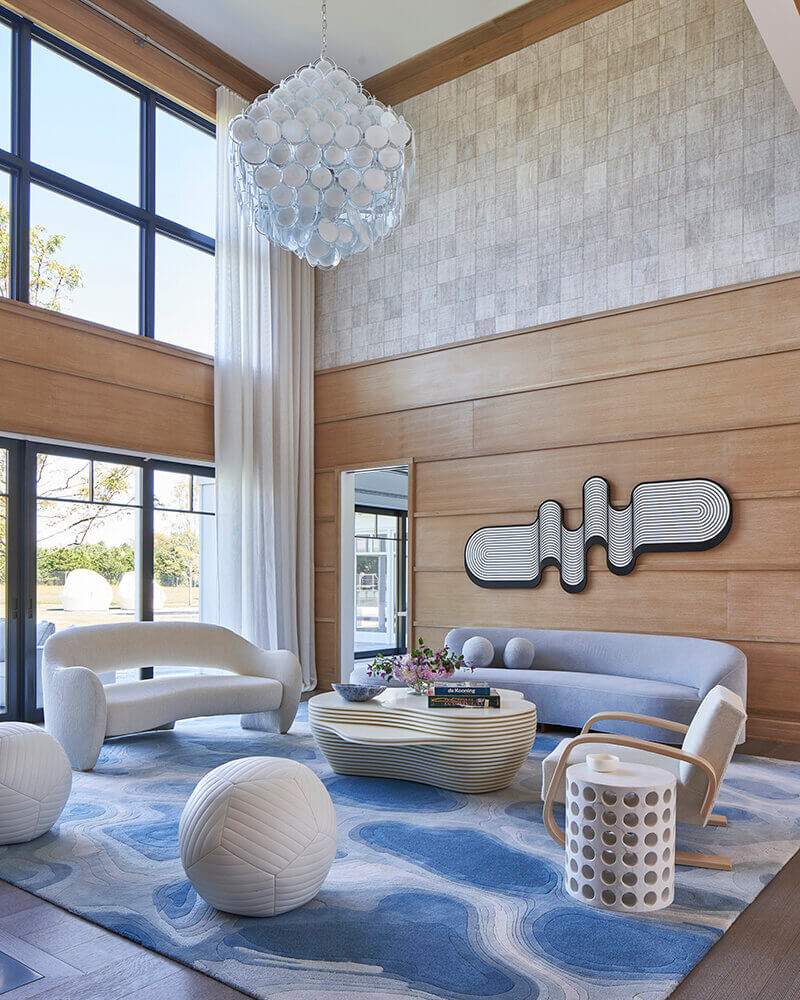 Modern living room in Hamptons concepted by Michelle Gerson. It predominates the pale tons and geometrical forms are found in furniture and in the art on the wall