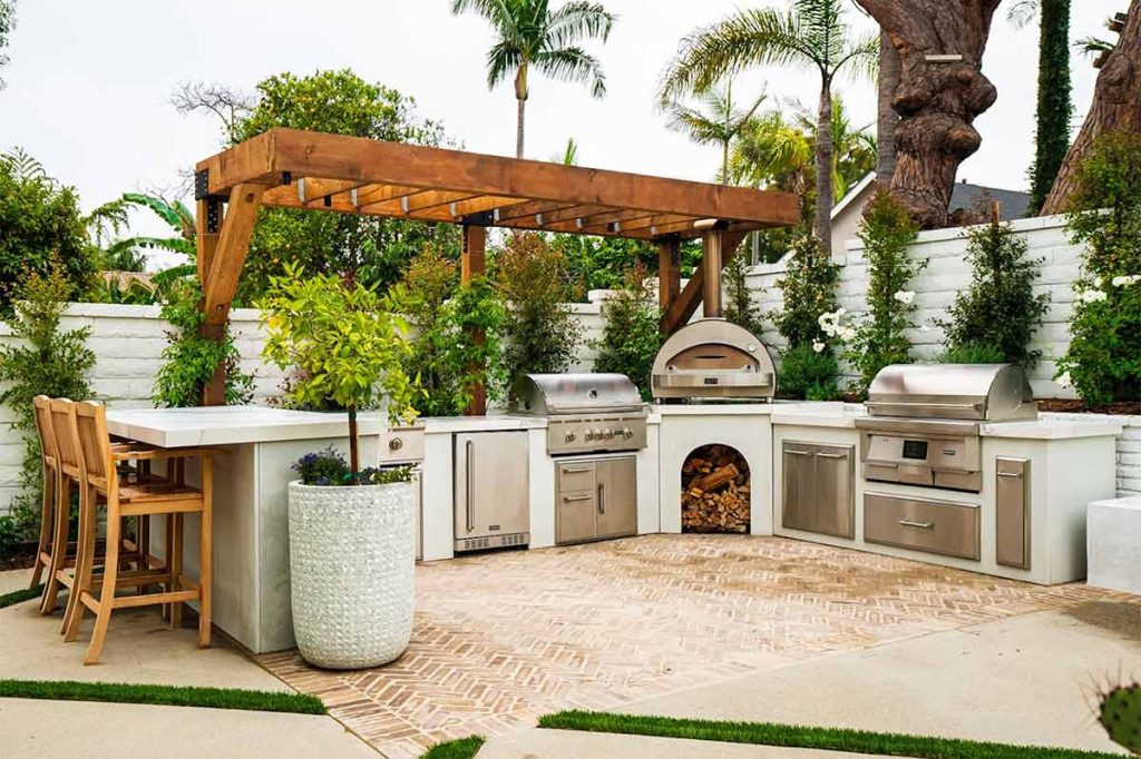 Mike Pyle Modern Large U Shaped Outdoor Kitchen With Pizza Oven And Bar Seating 1024x682 