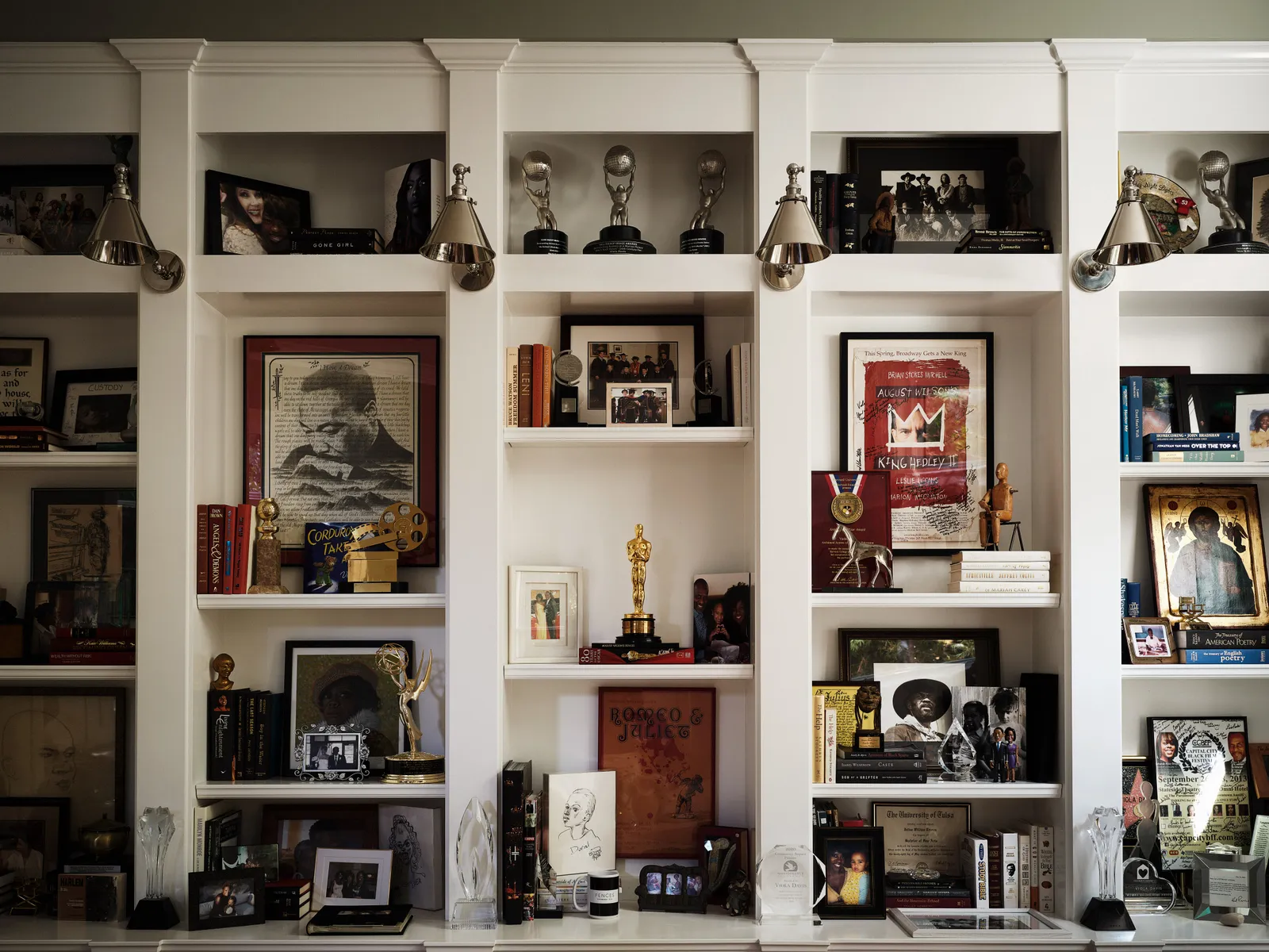 modern home design: viola davis and Julius Tennon living room