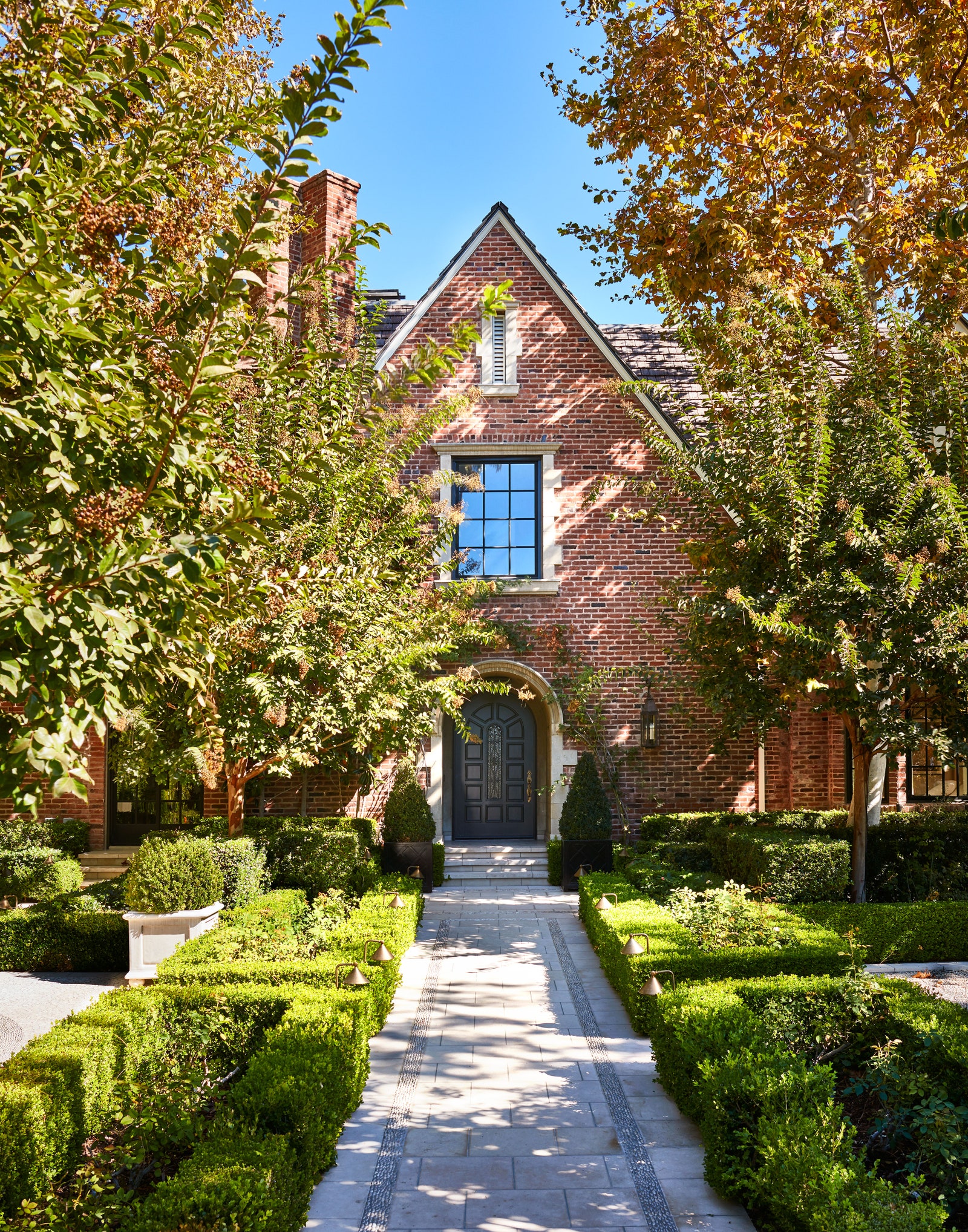 an-amazing-redesign-of-californian-1925-tudor-by-nate-berkus-and-Jeremiah-brent