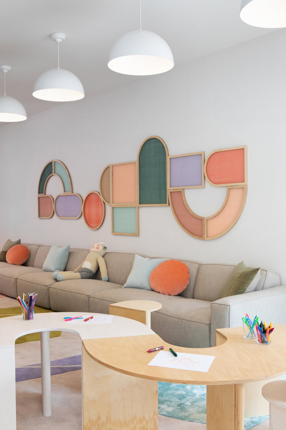 playroom with the colorfull pillows and the Lunar table system