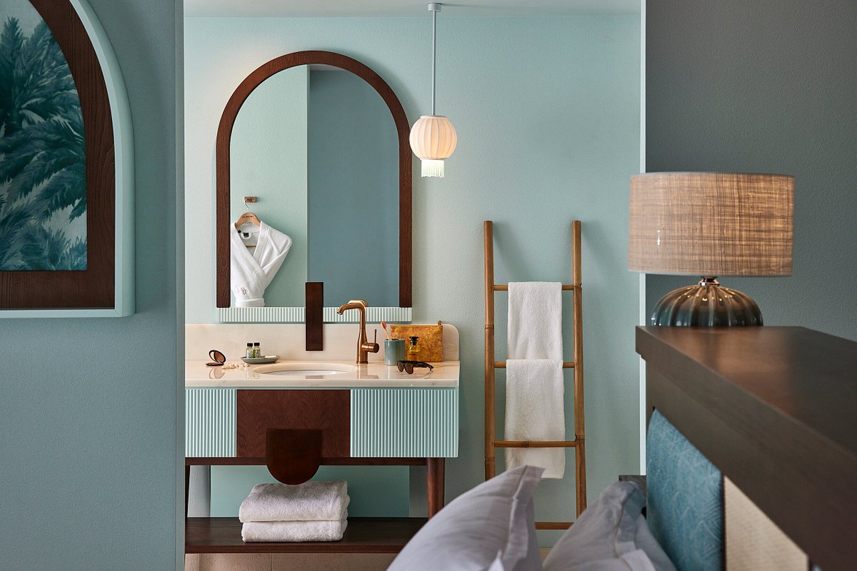 Guest room in tones of blue featuring a lot of wooden furniture