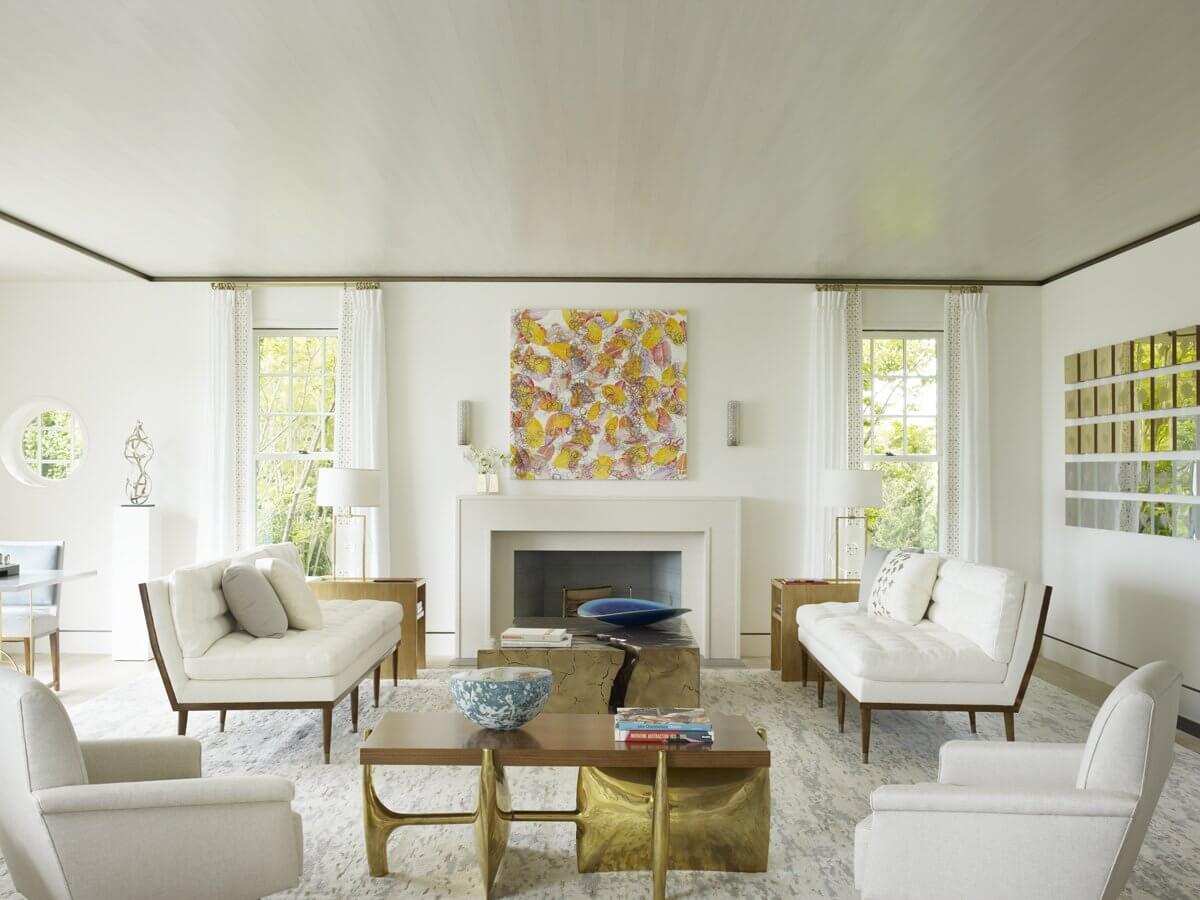 MODERN LIVING ROOM DECORATED IN WHITE AND WITH CONTEMPORARY ART